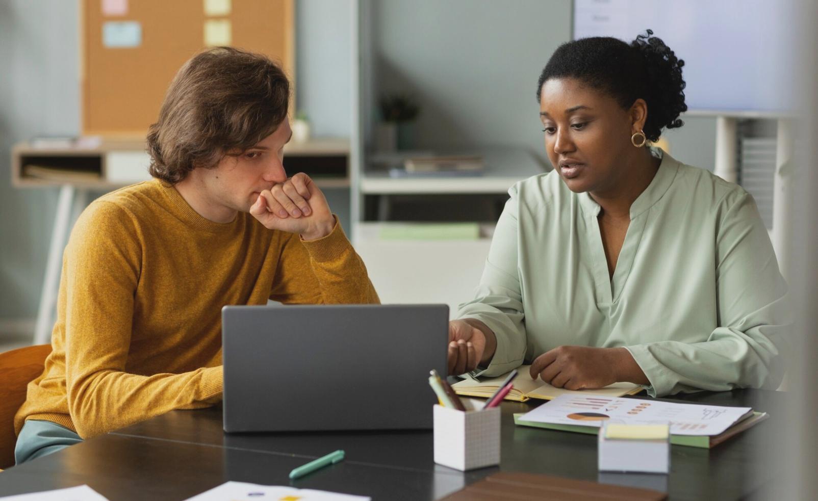 Professionnels en réunion stratégique